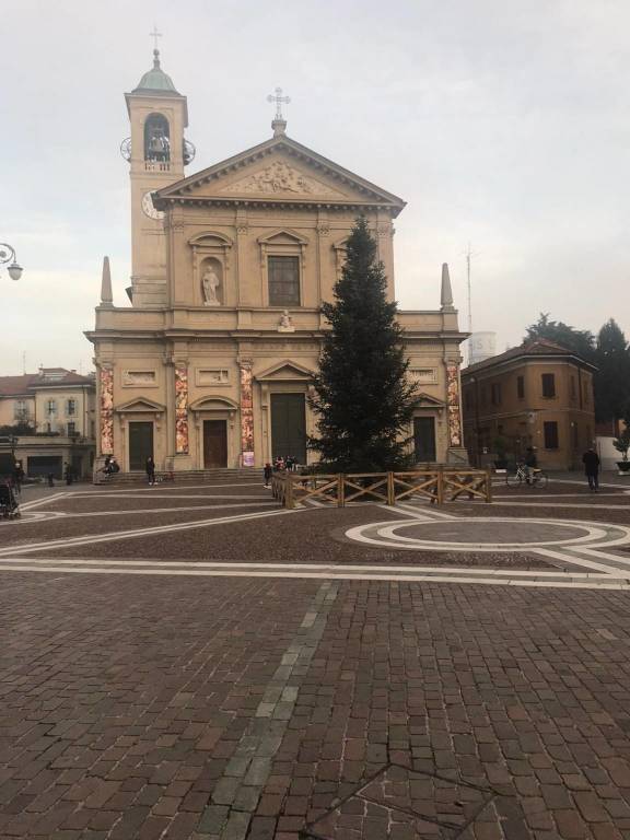Il Natale si avvicina, albero e mercatini in Piazza Libertà