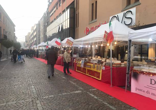 Il Natale si avvicina, albero e mercatini in Piazza Libertà