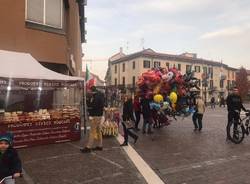 Il Natale si avvicina, albero e mercatini in Piazza Libertà