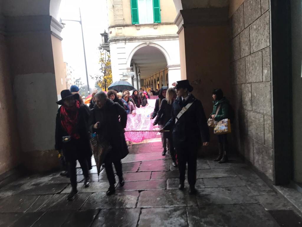 Le saronnesi sfilano sotto la pioggia contro la violenza di genere