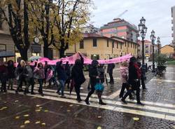 Le saronnesi sfilano sotto la pioggia contro la violenza di genere