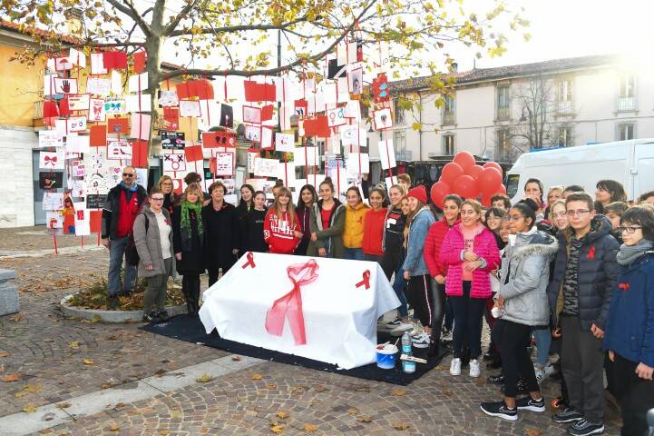 panchina rossa contro la violenza sulle donne 25 novembre busto garolfo  1 