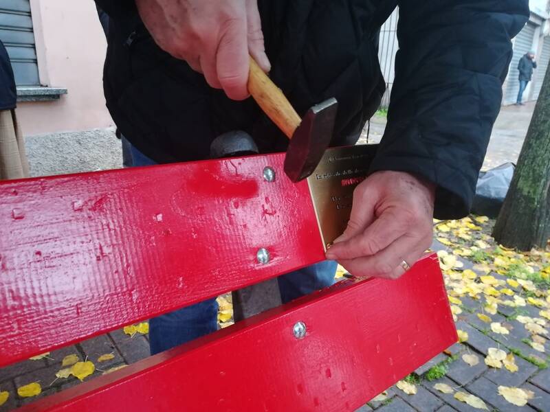 panchina rossa contro la violenza sulle donne canegrate  6 