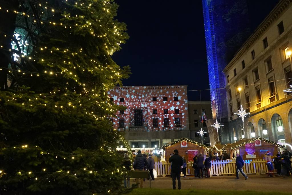 Si accende il Natale di Varese