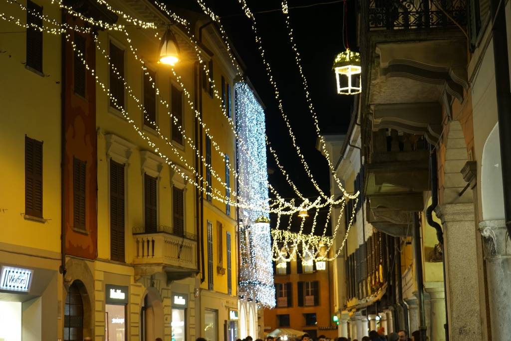 Si accende il Natale di Varese