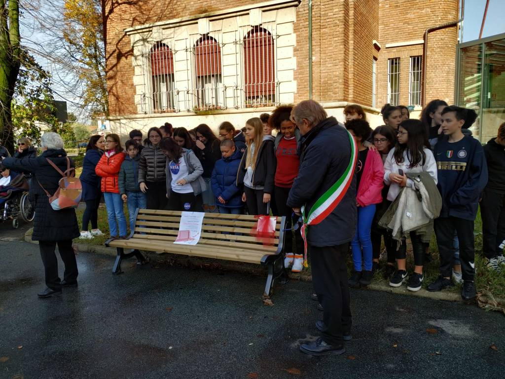 Una nuova panchina rossa, Caronno Pertusella dice no alla violenza sulle donne