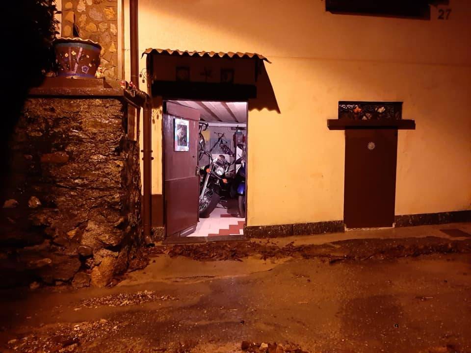 Amici di Bregazzana al lavoro per pulire le strade da fango e detriti