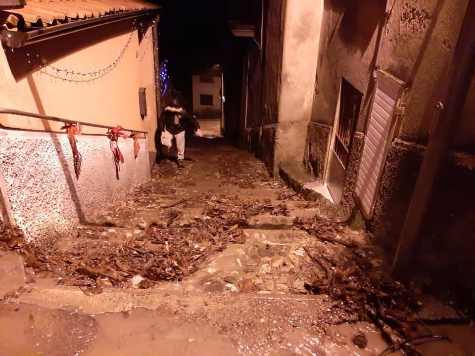 Amici di Bregazzana al lavoro per pulire le strade da fango e detriti