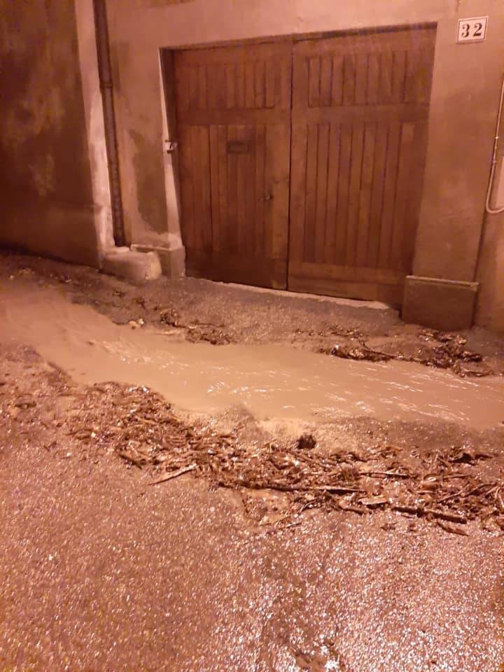 Amici di Bregazzana al lavoro per pulire le strade da fango e detriti