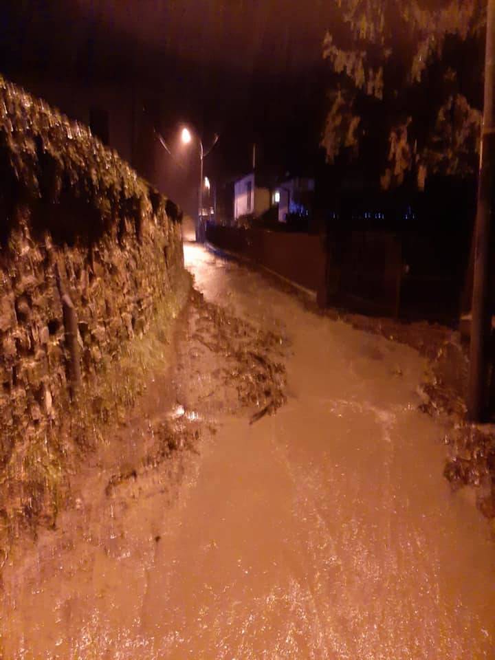 Amici di Bregazzana al lavoro per pulire le strade da fango e detriti