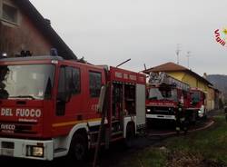 Angera, incendio tetto