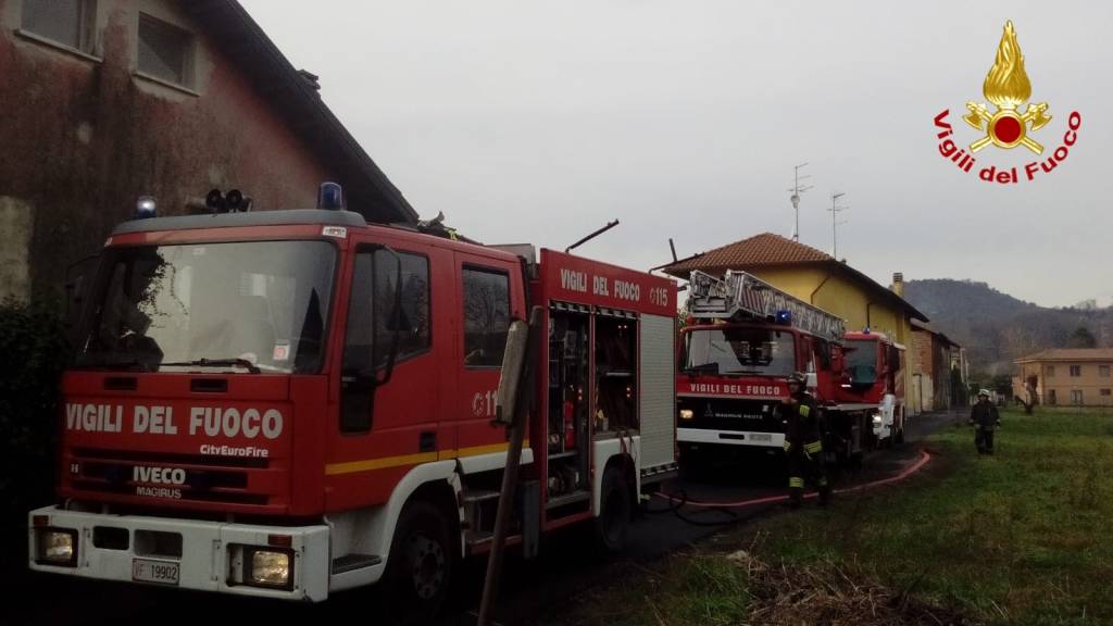 Angera, incendio tetto