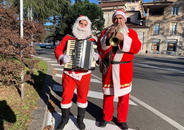 Babbi Natale.Tromba E Fisarmonica Babbi Natale In Citta