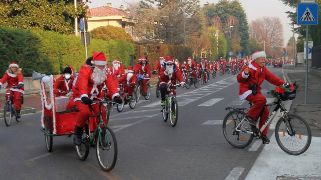 Babbi Natale in bici a Rovello Porro