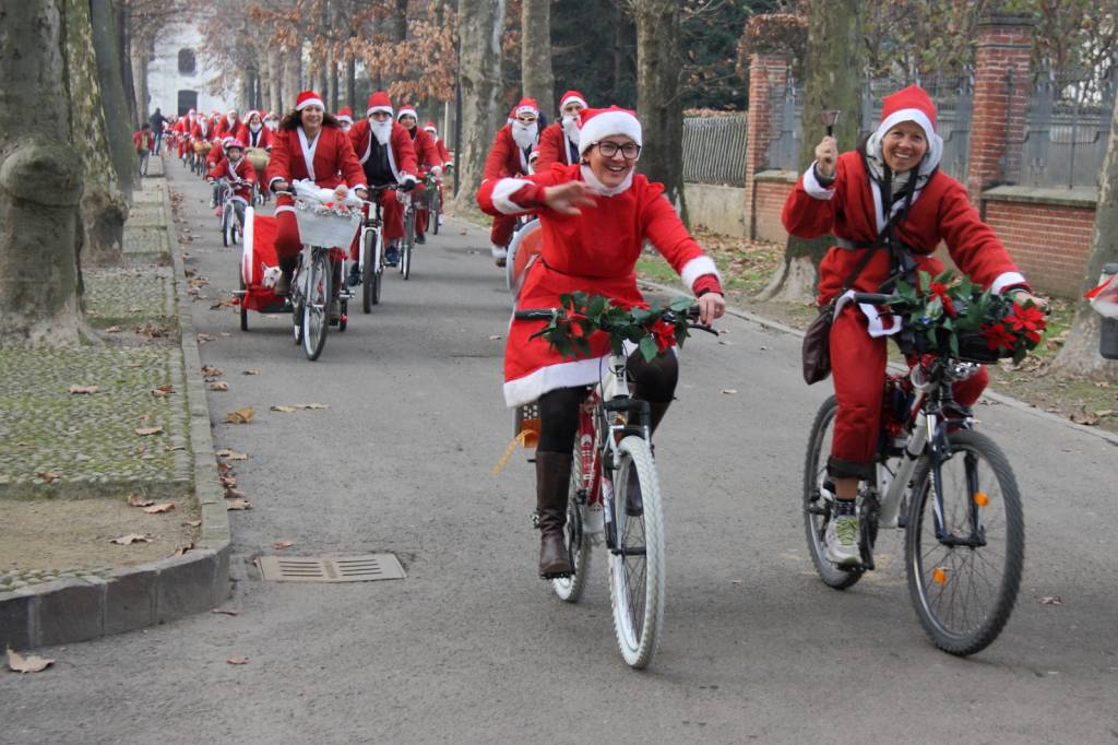 Babbi Natale in bici a Rovello Porro