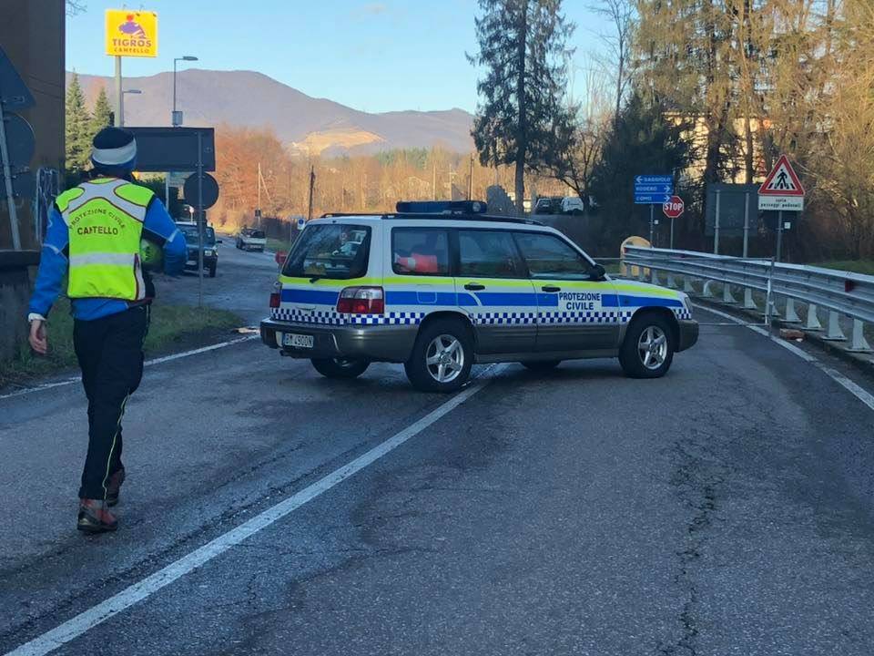 Cantello, frana e strada chiusa verso il Canton Ticino
