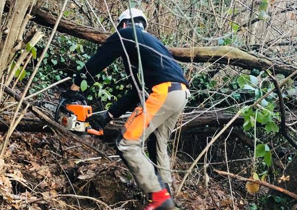 Cantello, frana e strada chiusa verso il Canton Ticino