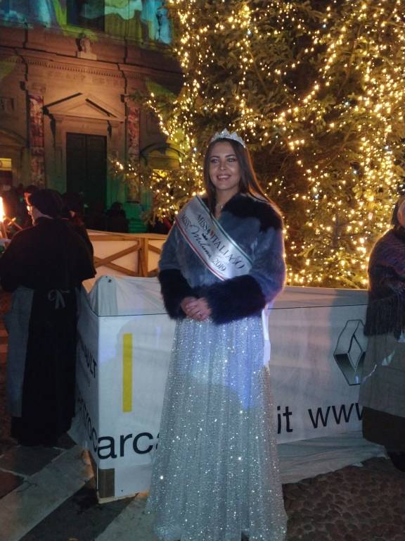 Miss Iryna illumina il Natale di Saronno