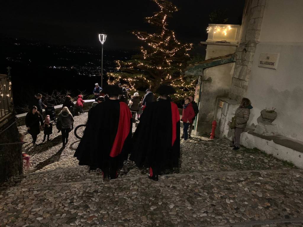 Carabinieri in alta uniforme al sacro Monte