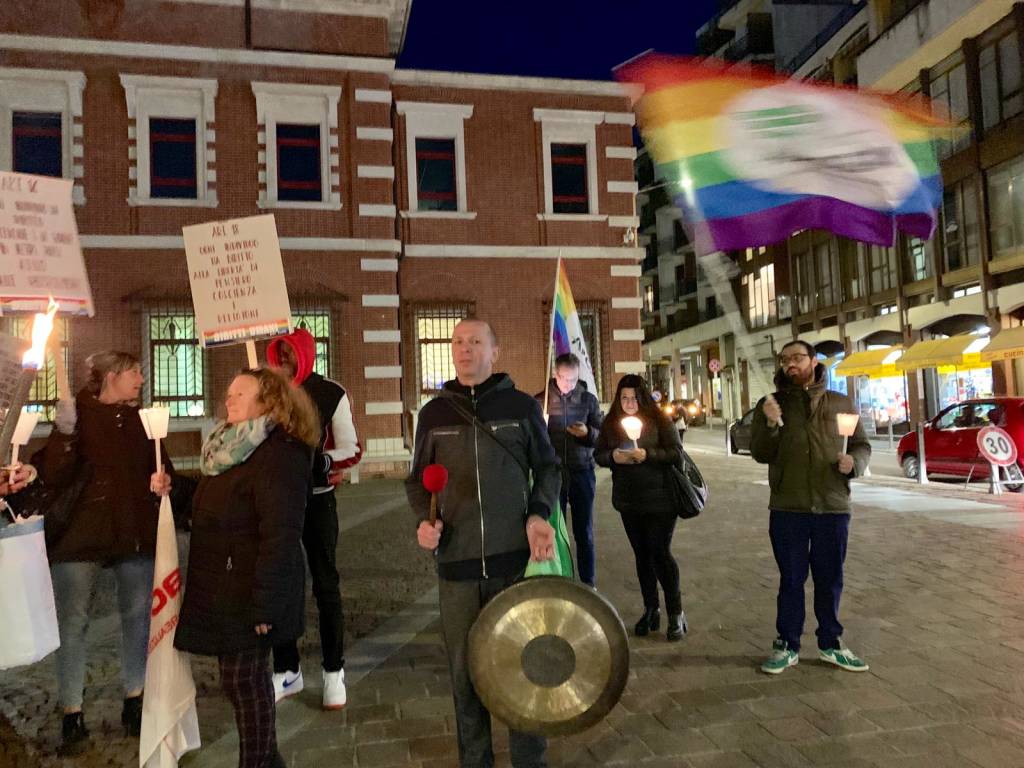 fiaccolata diritti umani varese