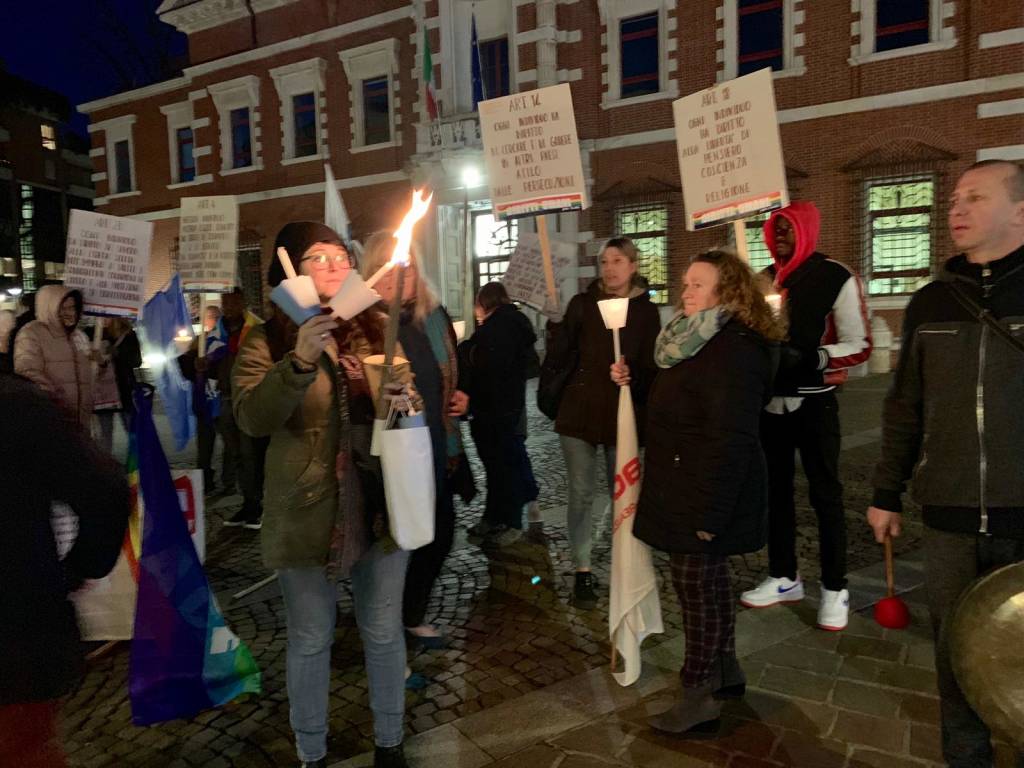 fiaccolata diritti umani varese