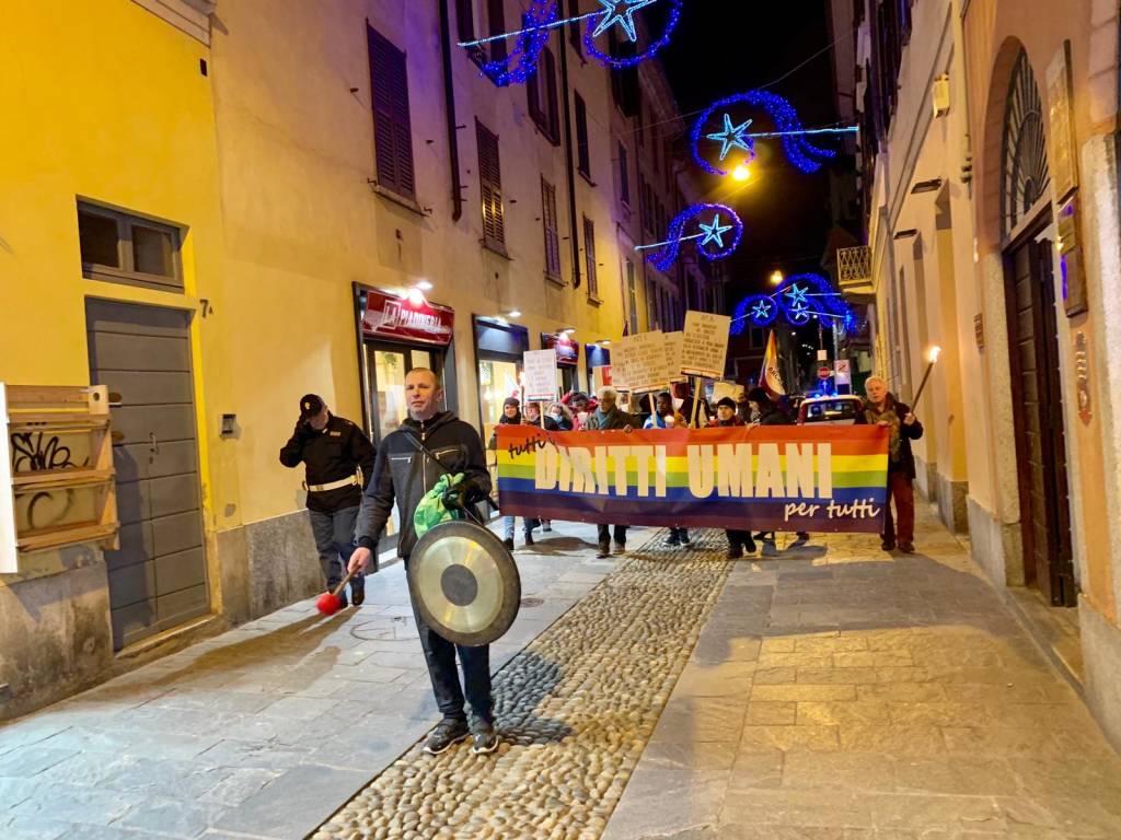 fiaccolata diritti umani varese