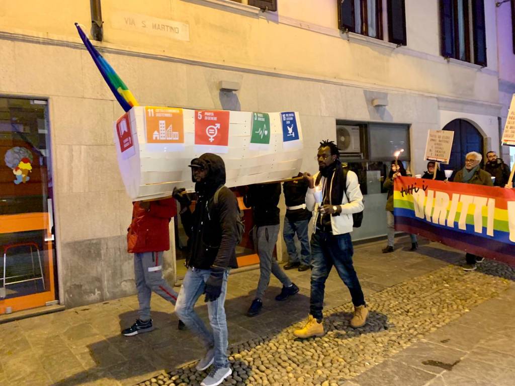 fiaccolata diritti umani varese