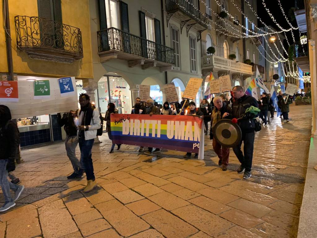 fiaccolata diritti umani varese