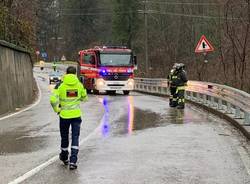 Frana incombe su via Lugano, chiusa la strada tra Cantello e la dogana