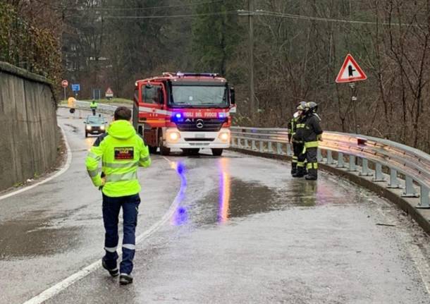 Frana incombe su via Lugano, chiusa la strada tra Cantello e la dogana