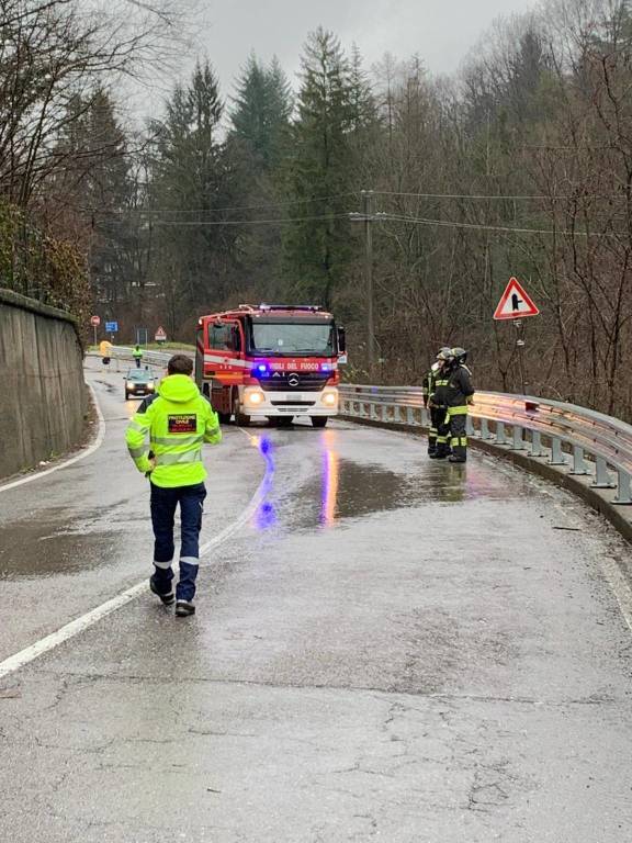 Frana incombe su via Lugano, chiusa la strada tra Cantello e la dogana