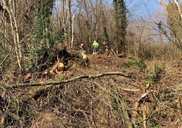 Frana incombe su via Lugano, chiusa la strada tra Cantello e la dogana