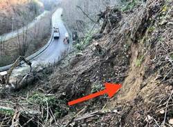 Frana incombe su via Lugano, chiusa la strada tra Cantello e la dogana