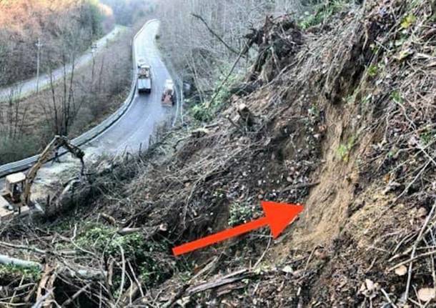 Frana incombe su via Lugano, chiusa la strada tra Cantello e la dogana