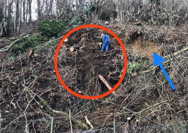 Frana incombe su via Lugano, chiusa la strada tra Cantello e la dogana