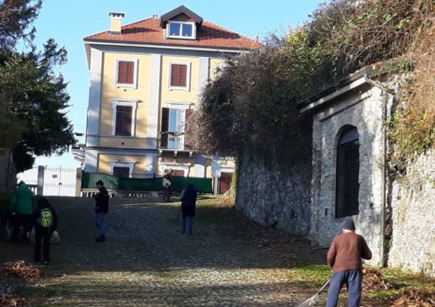 I partecipanti del Cai di Varese puliscono la via Sacra
