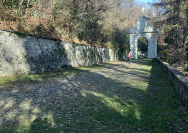 I partecipanti del Cai di Varese puliscono la via Sacra