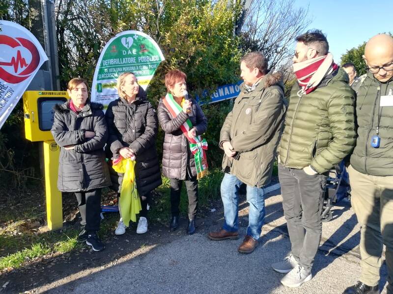 inaugurazione dae defibrillatore san vittore olona famiglia regalia via valloggia  2 