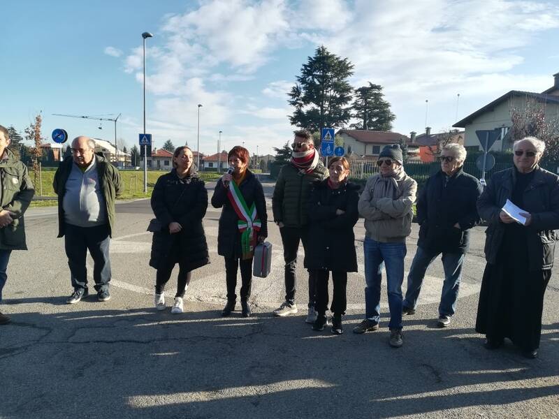 inaugurazione dae defibrillatore san vittore olona famiglia regalia via valloggia  7 