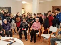 incontro nonni di Casa Famiglia e gli studenti della scuola Secondaria di Primo grado Giovanni Paolo II san vittore olona  4 