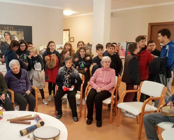 incontro nonni di Casa Famiglia e gli studenti della scuola Secondaria di Primo grado Giovanni Paolo II san vittore olona  4 
