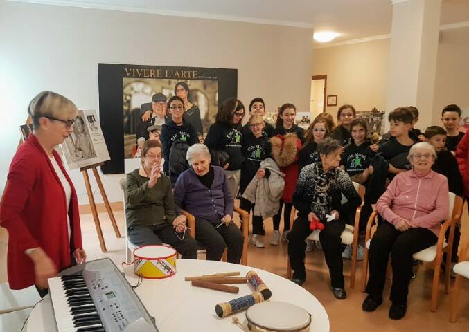 incontro nonni di Casa Famiglia e gli studenti della scuola Secondaria di Primo grado Giovanni Paolo II san vittore olona  5 