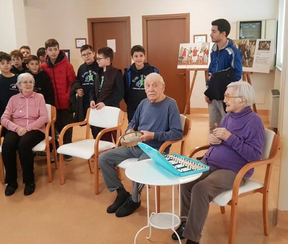 incontro nonni di Casa Famiglia e gli studenti della scuola Secondaria di Primo grado Giovanni Paolo II san vittore olona  6 