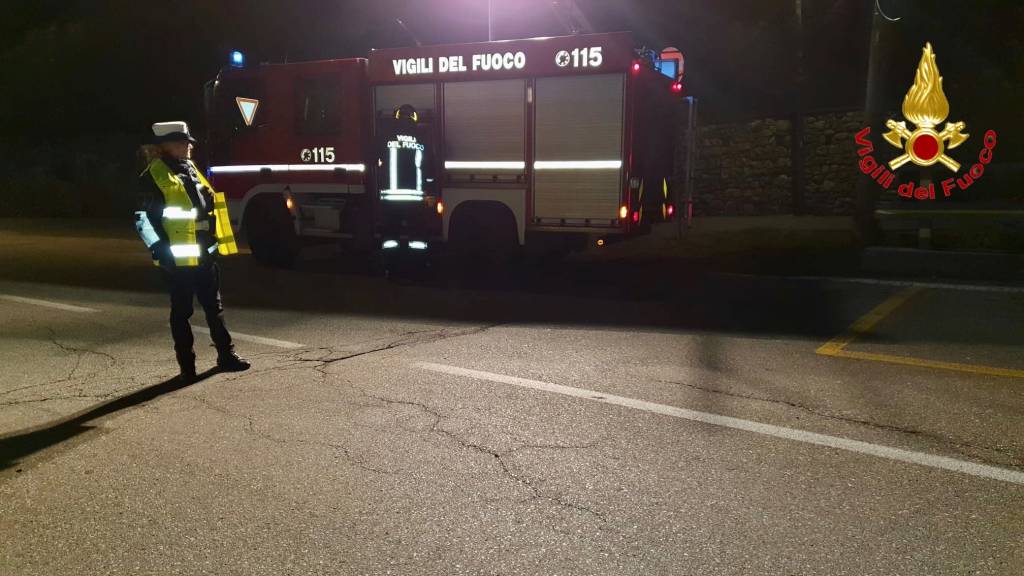 l'auto precipita sul tetto