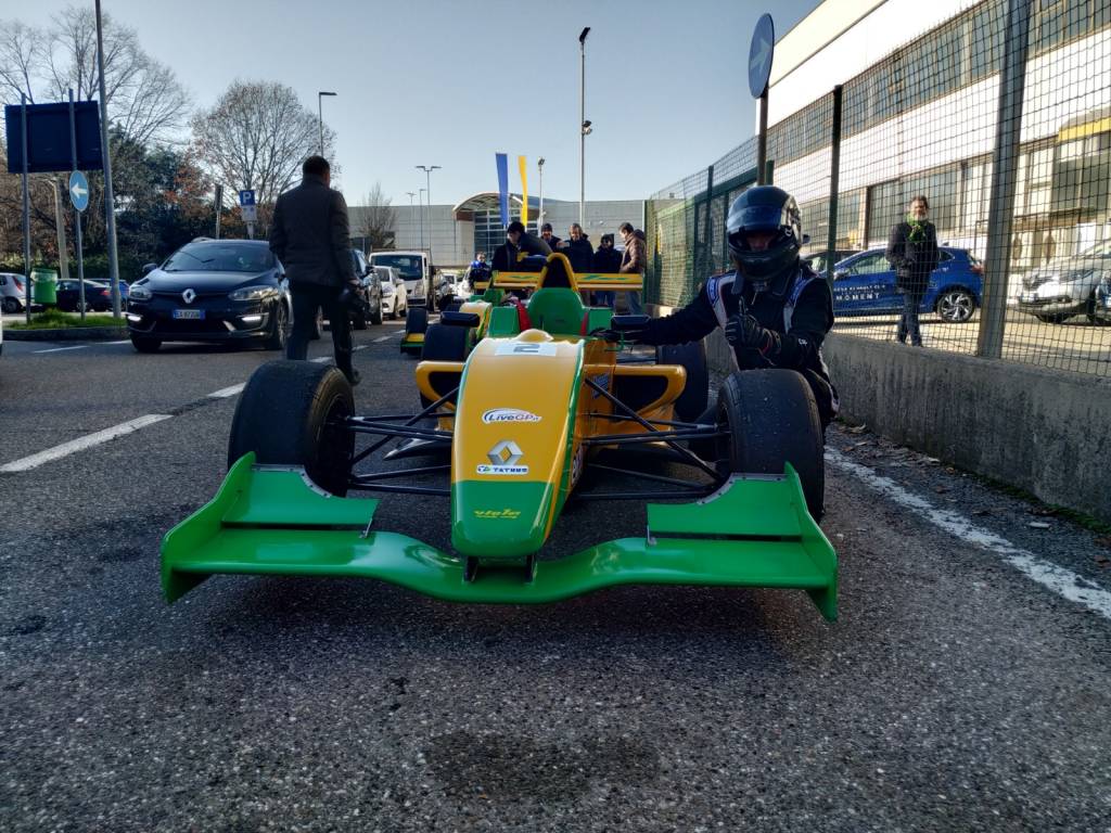 La monoposto di Laurence Balestrini sfila per le vie del centro 