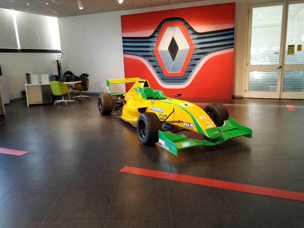 La monoposto di Laurence Balestrini sfila per le vie del centro 