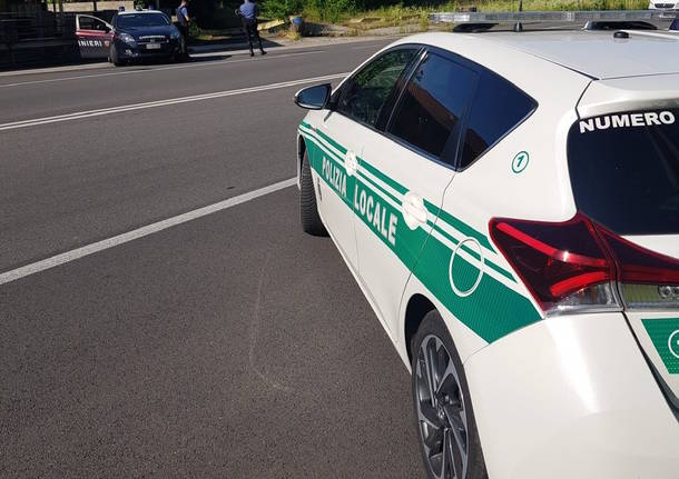 posto di blocco locale e carabinieri