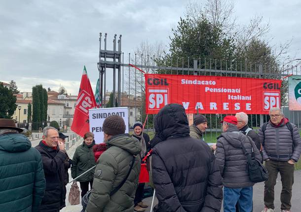 Presidio pensionati davanti alla prefettura