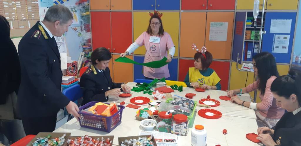 Visita natalizia alla pediatria di Varese della polizia locale