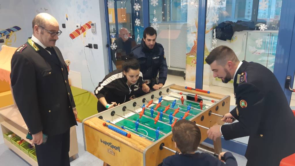 Visita natalizia alla pediatria di Varese della polizia locale